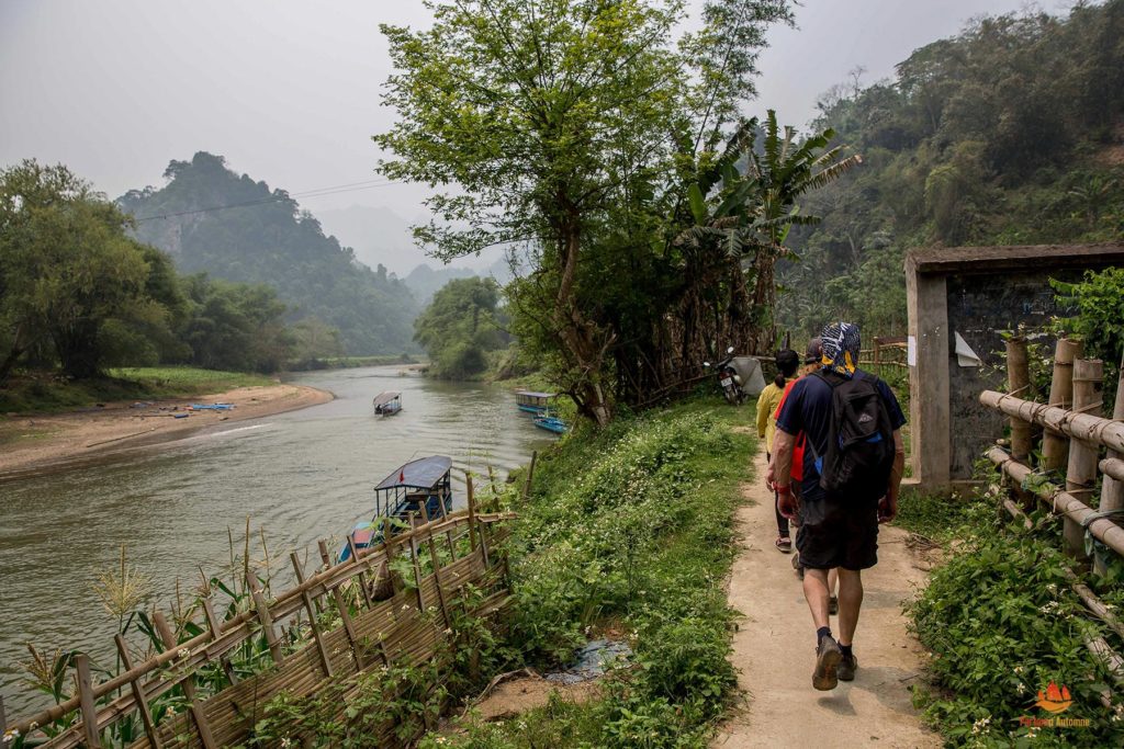 Voyageurs marchant le long de la rivière Nang, Parc National de Ba Be, Vietnam