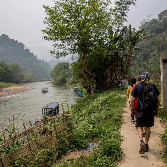 Voyageurs marchant le long de la rivière Nang, Parc National de Ba Be, Vietnam