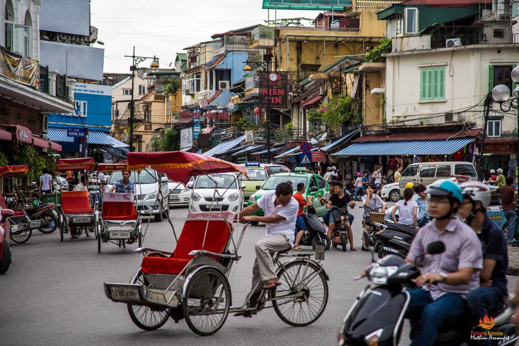 Un cyclo pousse dans le trafic d'Hanoi, Vietnam