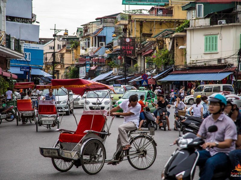 Un cyclo pousse dans le trafic d'Hanoi, Vietnam