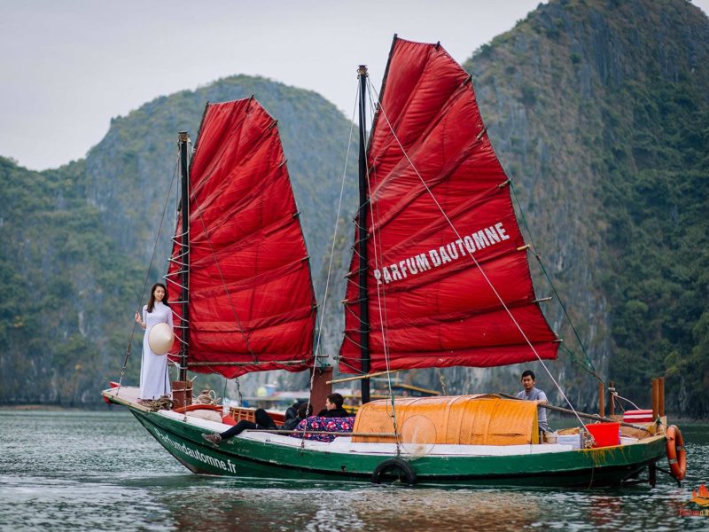 Le bateau de pêcheur à voile de Parfum d'Automne naviguant dans la Baie de Lan Ha au Vietnam