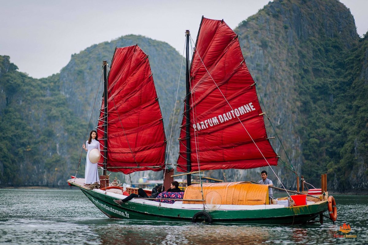 Le bateau de pêcheur à voile de Parfum d'Automne naviguant dans la Baie de Lan Ha au Vietnam