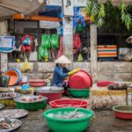 Vendeuse de poissons dans les rues de Saigon, Vietnam