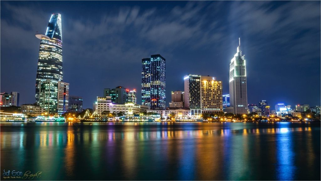 La rivière Saigon de nuit, Ho Chi Minh Ville, Vietnam