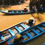 Sampans naviguant sur les arroyos du Delta du Mékong, Vietnam