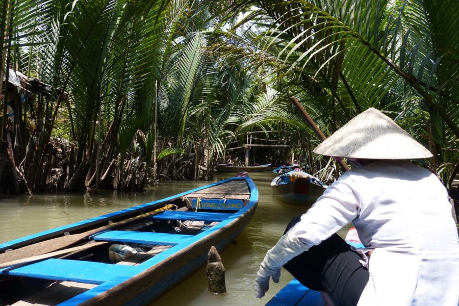 Sampans naviguant sur les cours d'eau du Mekong, Delta du Mékong, Vietnam