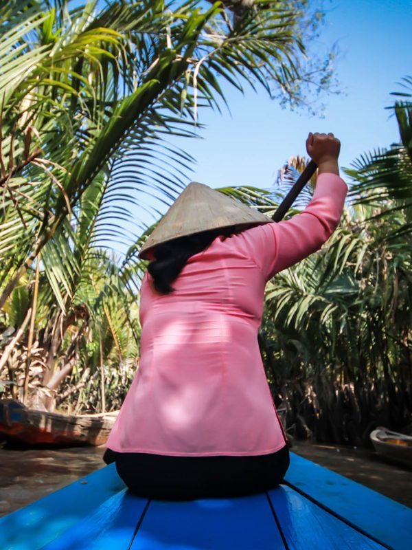 Femme ramant dans le Delta du Mékong, Vietnam