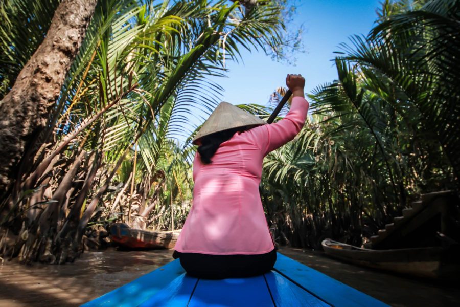 Femme ramant dans le Delta du Mékong, Vietnam