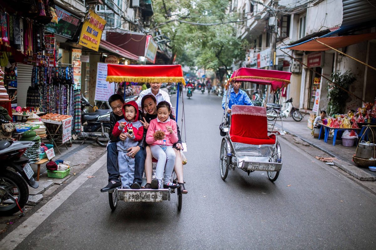 Cyclo pousse dans les rues de Hanoi, Vietnam