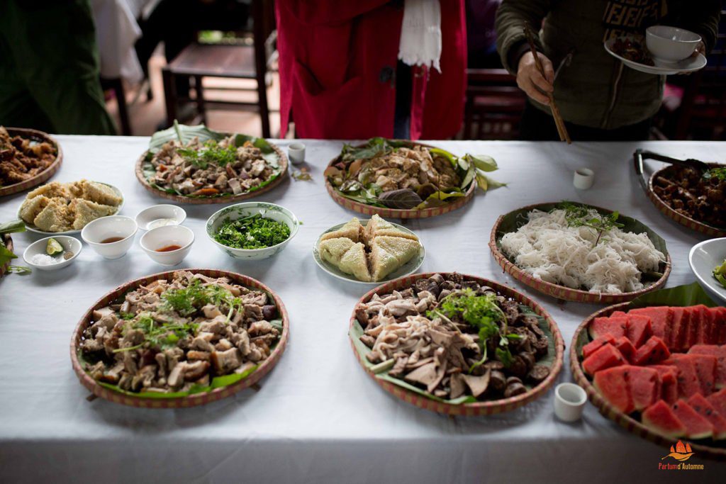 Le banh chung au centre des mets sur la table pendant le Têt au Vietnam