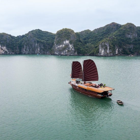Jonque Quatre Saison naviguant dans la Baie de Lan Ha, Baie d'Halong, Vietnam