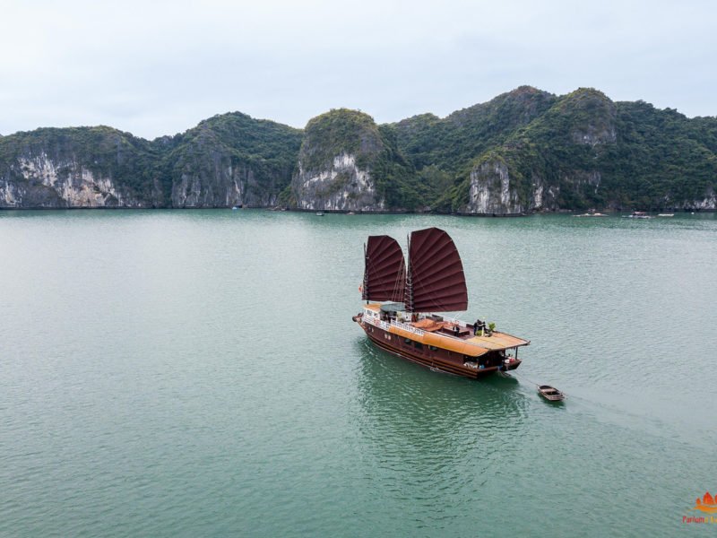 Jonque Quatre Saison naviguant dans la Baie de Lan Ha, Baie d'Halong, Vietnam