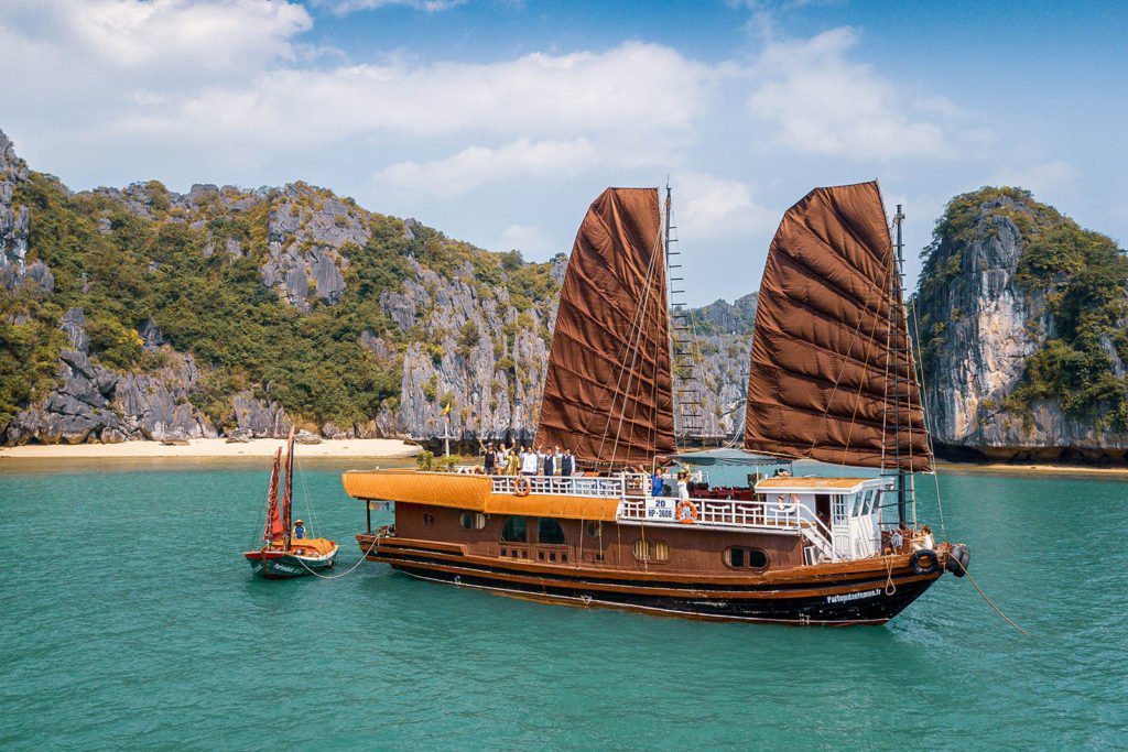 Bateau à voile de Parfum d'Automne naviguant par beau temps dans la Baie de Lan Ha au Vietnam