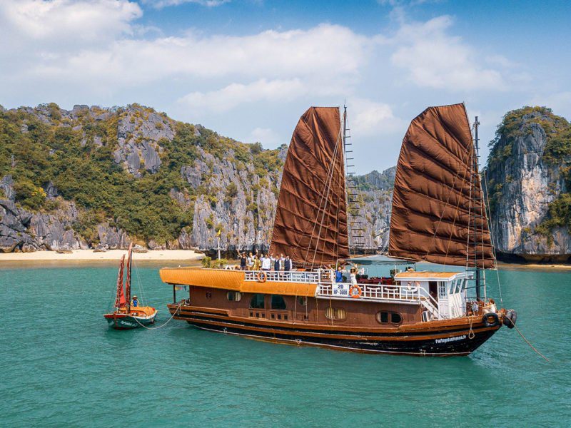 Bateau à voile de Parfum d'Automne naviguant par beau temps dans la Baie de Lan Ha au Vietnam