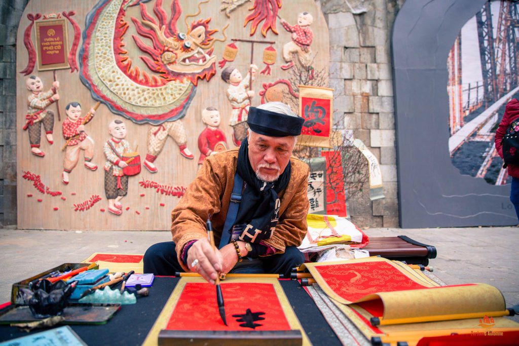 Un calligraphe dans les rues d'Hanoi pendant les fêtes du Tet, Vietnam