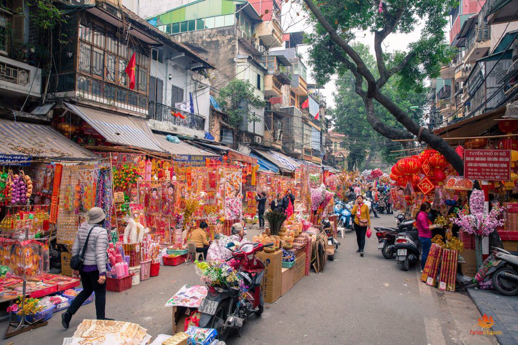 La rue colorée de Hang Ma a Hanoi avant le Têt