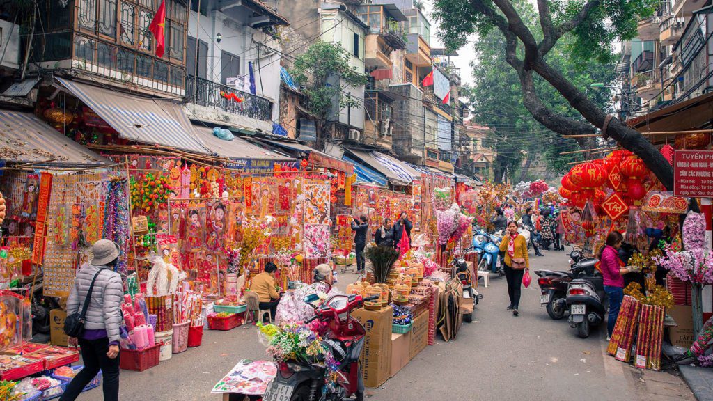 La rue colorée de Hang Ma a Hanoi avant le Têt