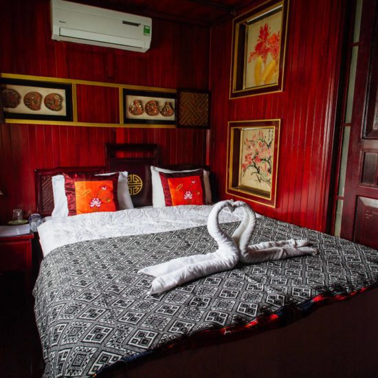 Cabine avec un lit double dans la jonque Quatre Saisons, Baie d'Halong, Vietnam