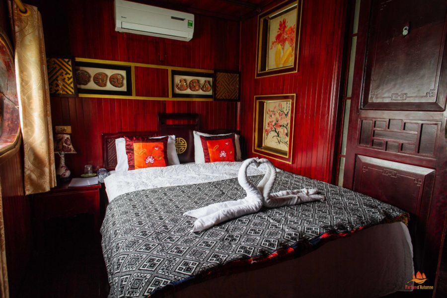 Cabine avec un lit double dans la jonque Quatre Saisons, Baie d'Halong, Vietnam