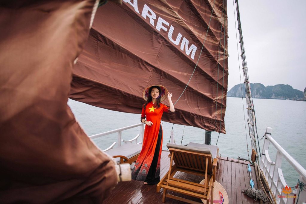 Jeune modèle posant en Ao Dai sur la Majonq, Baie d'Halong, Vietnam