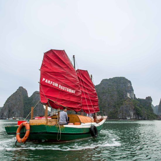 Jonque de Pêcheurs naviguant dans la Baie de Lan Ha, Vietnam