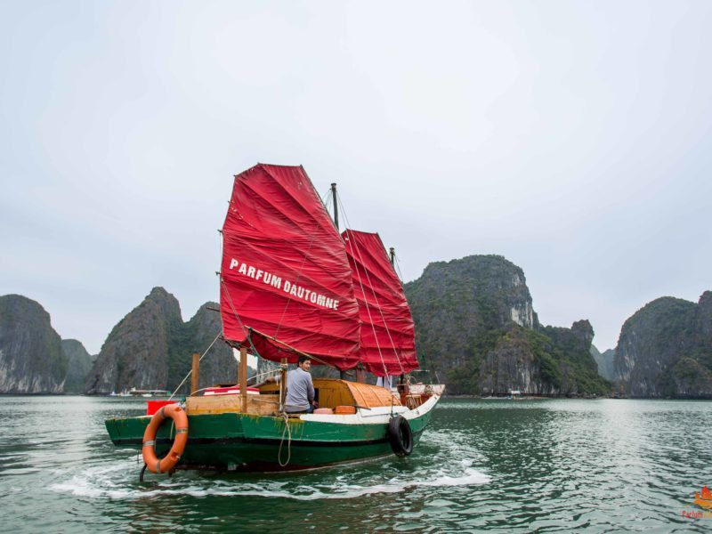 Jonque de Pêcheurs naviguant dans la Baie de Lan Ha, Vietnam
