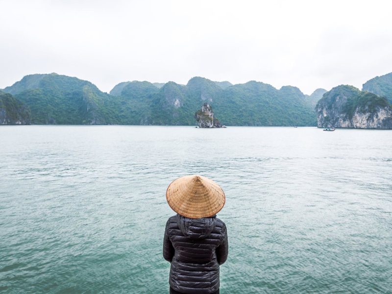 Cliente portant le chapeau vietnamien traditionnel dans la Baie d'Halong, Vietnam