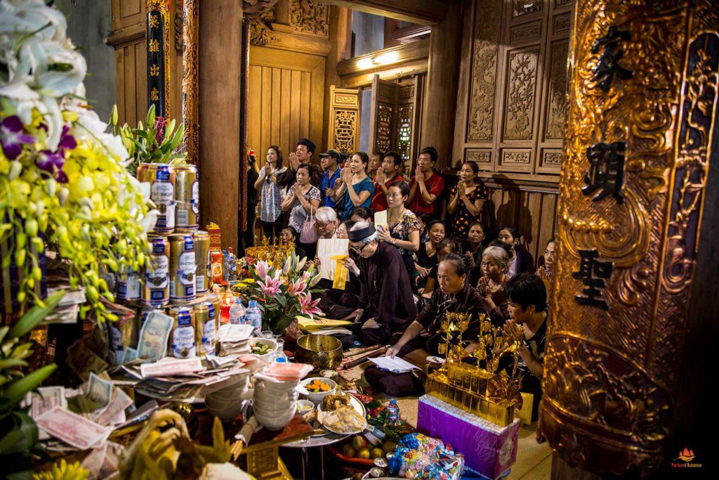 Ferveur spirituelle autour de l'hotel du héros Tran Hung Dao durant un Festival dans les environs d'Hanoi, Vietnam