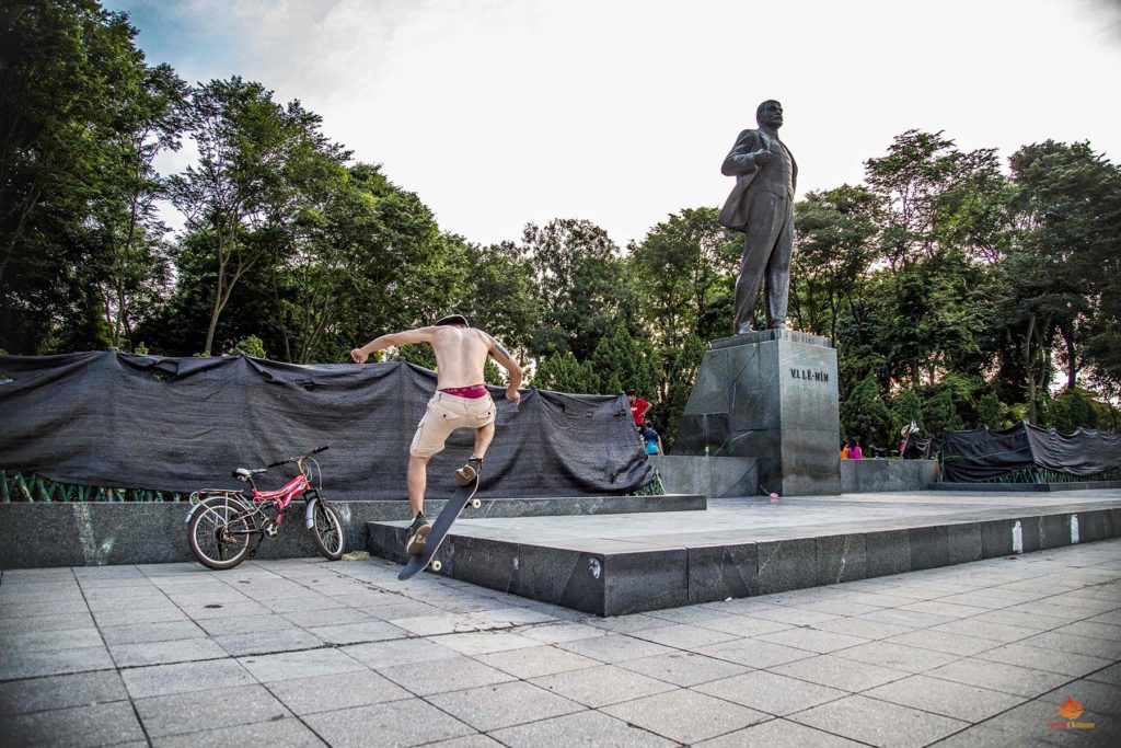Hanoien faisant du skate sur la place Lenin, l'une des seules statues au monde représentant encore Lénine, Vietnam