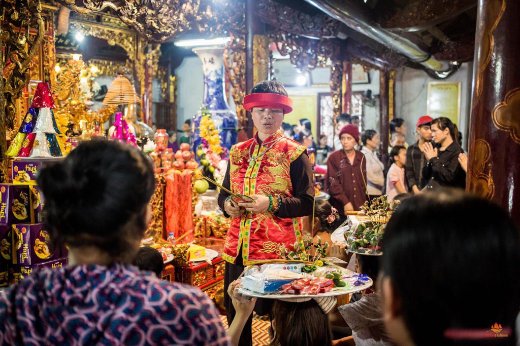 Chaman faisant l'intermediaire avec la Déesse Lieu Anh, Festival Phu Day, Nam Dinh, Vietnam