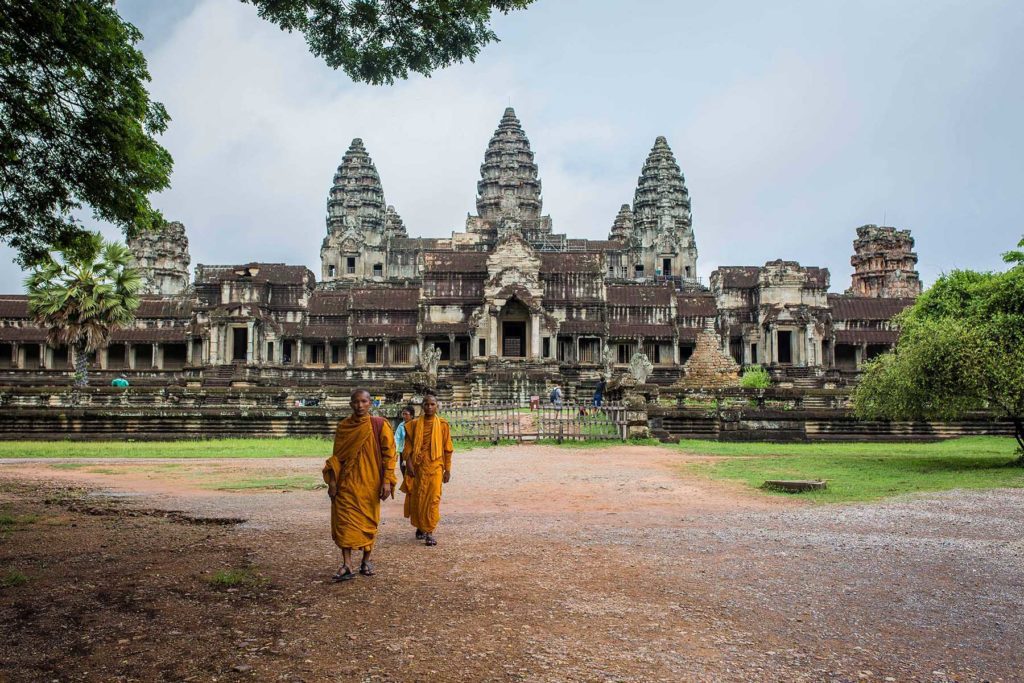 Moines sortant du temple Angkor Wat au Cambodge