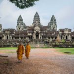 Moines sortant du temple Angkor Wat au Cambodge