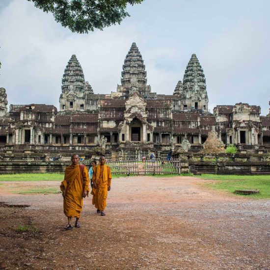 Moines sortant du temple Angkor Wat au Cambodge