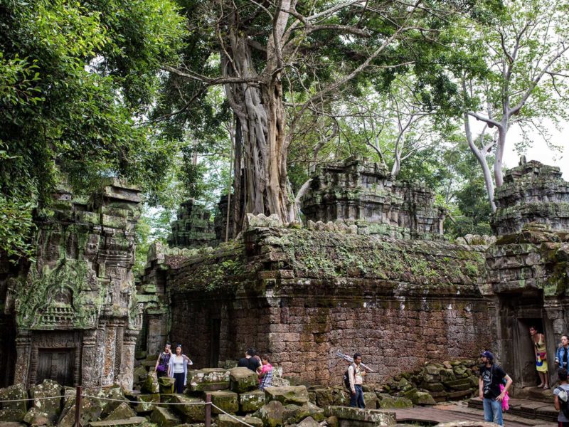 Touristes marchant dans les ruines du temple Angjor What au Cambodge