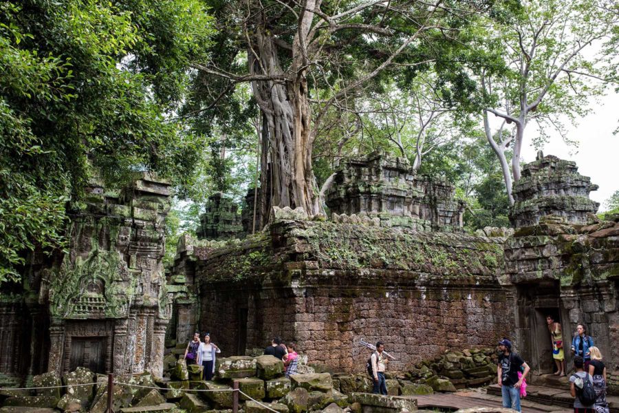 Touristes marchant dans les ruines du temple Angjor What au Cambodge