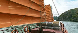 Les voiles du bateau Moonlight dans la baie de Lan Ha (Halong)