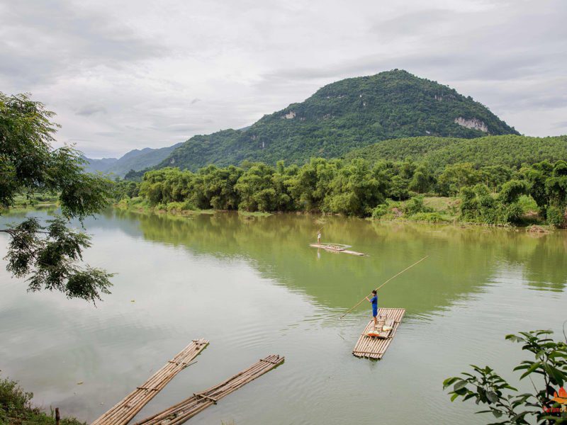 Navigation sur un bateau en bambou sur la rivières à Pu Luong, Vietnam