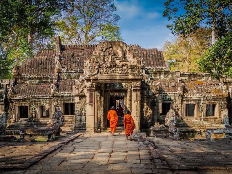 Moines entrant dans les ruines d'un des temples du site d'Angkor