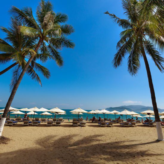Transats sur l'une des plages de Nha Trang, Vietnam