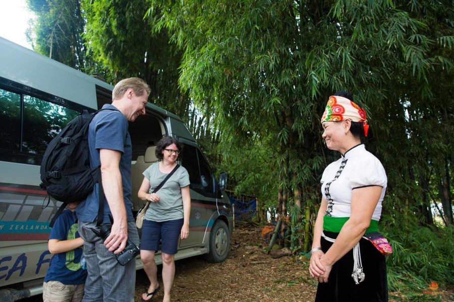 Femme Thai accueillant les voyageurs à son logement, Nghia Lo, Province de Yen Bai, Vietnam