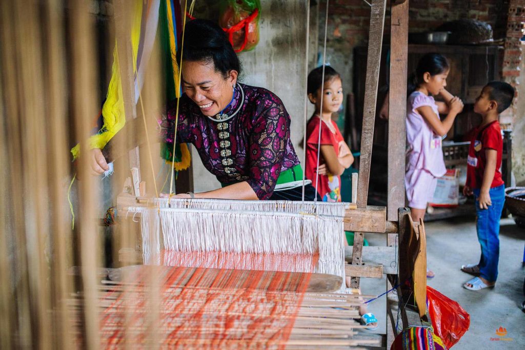 Femme Thai en train de tisser dans la ville de Nghia Lo, Province de Yen Bai, Vietnam