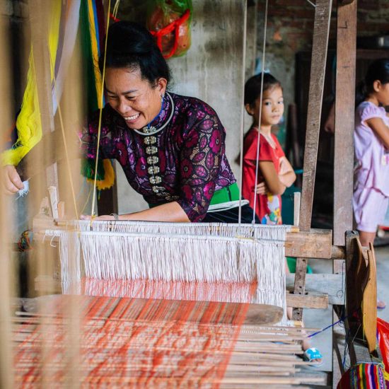 Femme Thai en train de tisser dans la ville de Nghia Lo, Province de Yen Bai, Vietnam