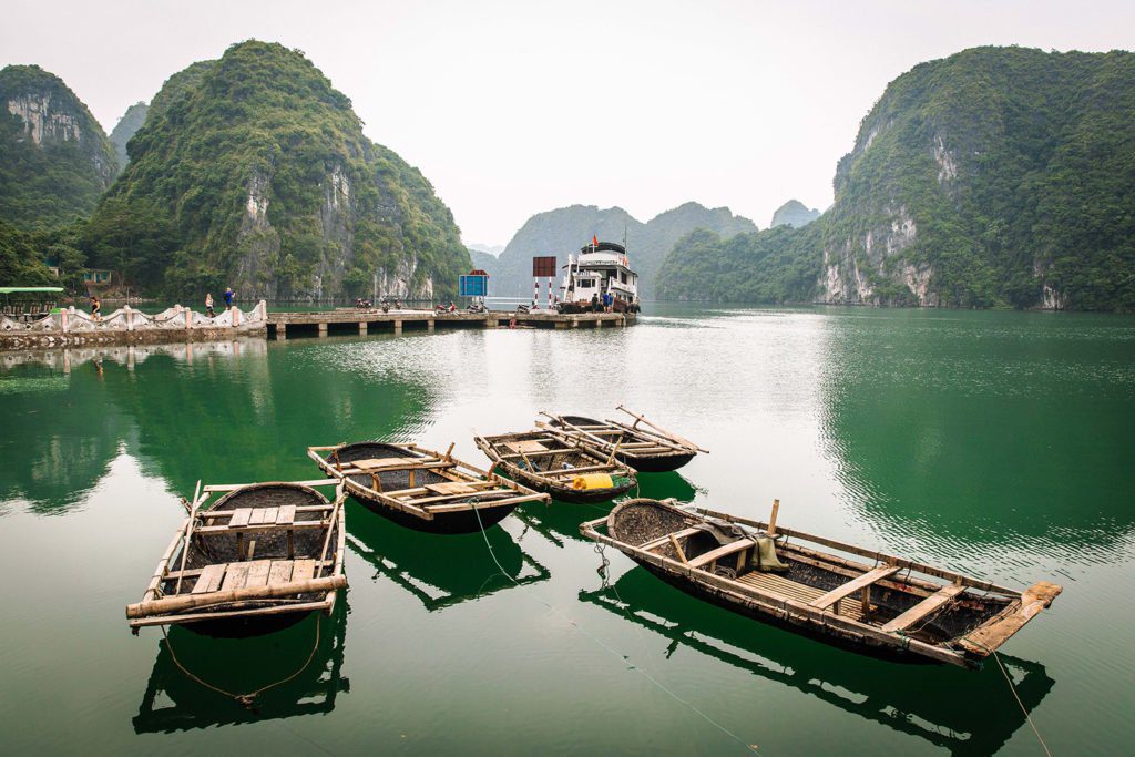 Petites barques au port de Viet Hai, Baie de Lan Ha, Vietnam