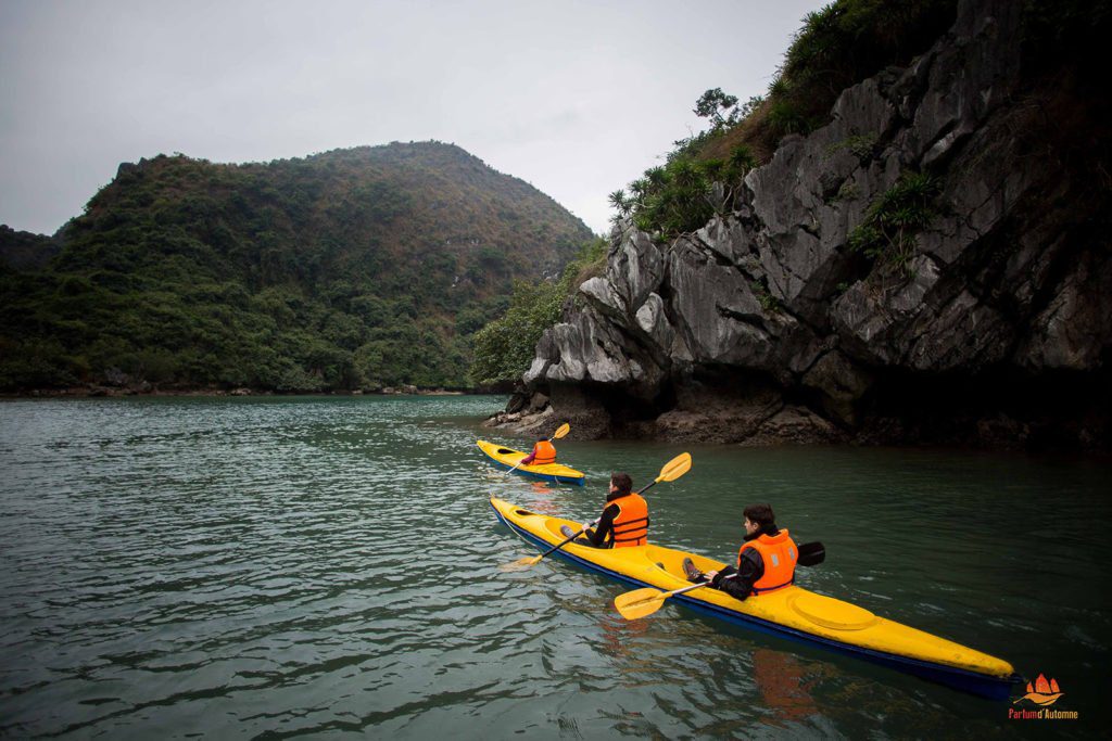 Faire du Kayak dans la Baie de Lan Ha, Vietnam