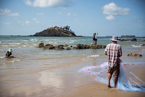 Pêcheurs et touristes sur une plage de Vung Tau, Vietnam