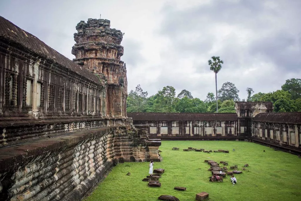 Touristes prenant des photos devant les ruines des temples d'Angkor, Cambodge