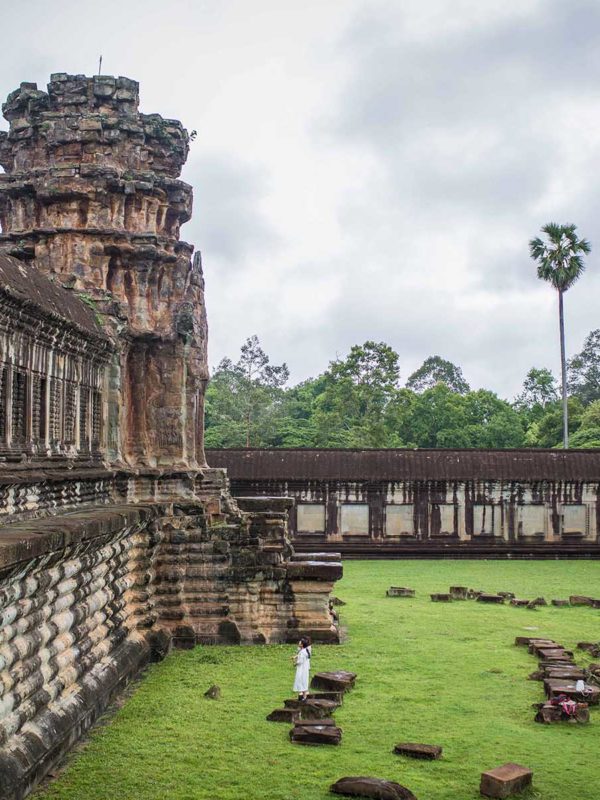 Touristes prenant des photos devant les ruines des temples d'Angkor, Cambodge