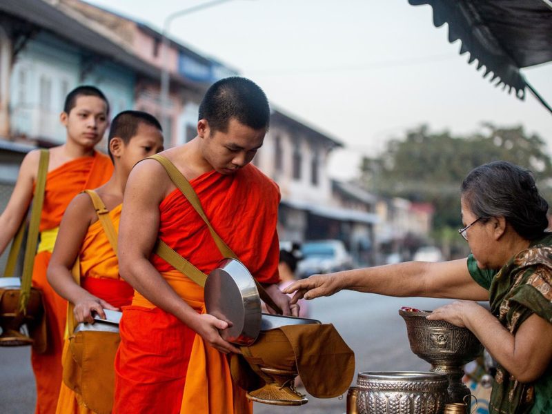 Un moine au petit matin à Luang Prabang au moment de l'offrande