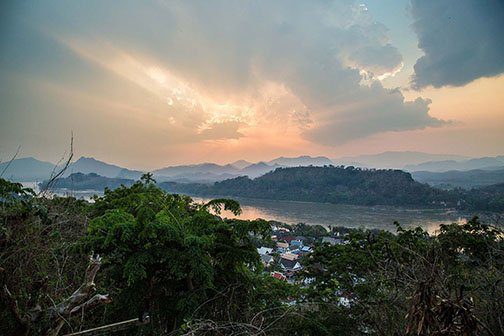 Couché de soleil sur Luang Prabang depuis le mont Phu Si, Laos