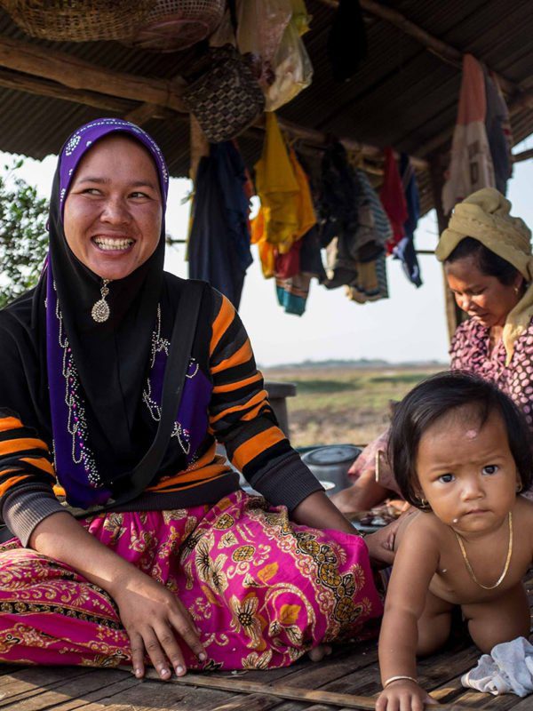 Mère de famille Khmer de confession musulmane souriant devant sa maison, Cambodge